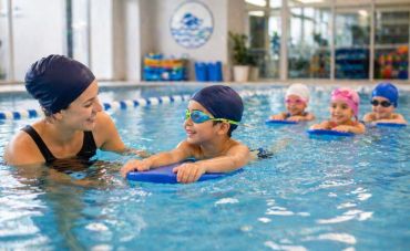 private vs group swimming lessons in north york which is right for your child?